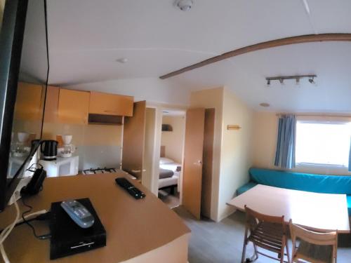 une chambre avec un bureau et une chambre avec un lit dans l'établissement Camping Le Brochet, à Péronne