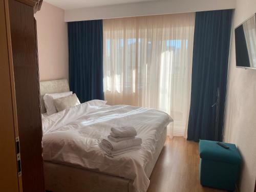 Кровать или кровати в номере Apartament Cozma