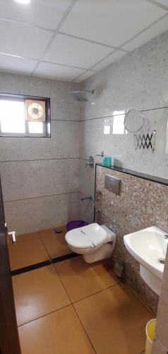 y baño con aseo y lavamanos. en Sree Gokulam Sabari en Guruvāyūr