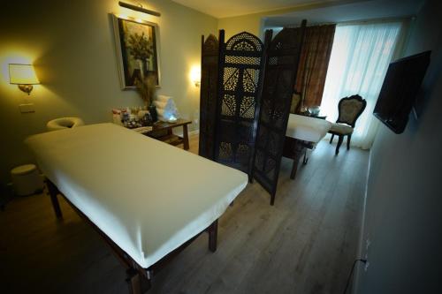 Televisyen dan/atau pusat hiburan di Bavaria Blu Hotel and Conference Centre
