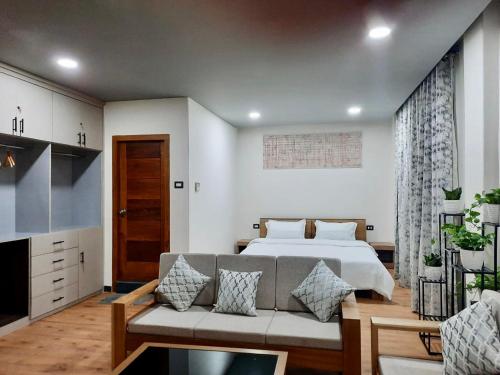 Un pat sau paturi într-o cameră la Magen Hills