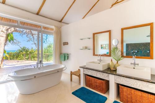 Ванная комната в Tequila Sunrise Beach Villa-Diani Beach