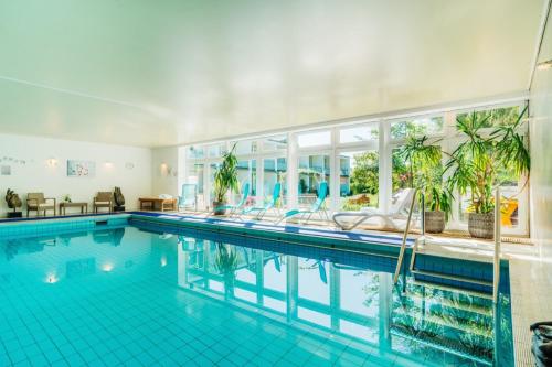 Bazén v ubytování Hotel Hasselhof Garni Vier Sterne nebo v jeho okolí