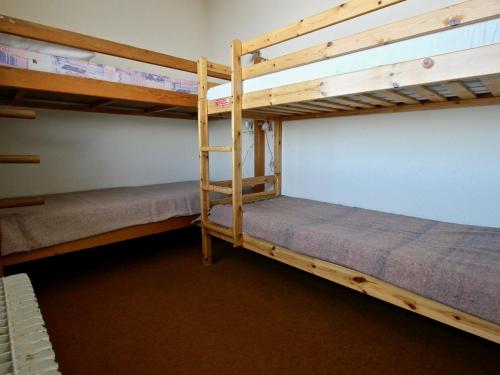 Bunk bed o mga bunk bed sa kuwarto sa Appartement Chamrousse, 2 pièces, 4 personnes - FR-1-340-3