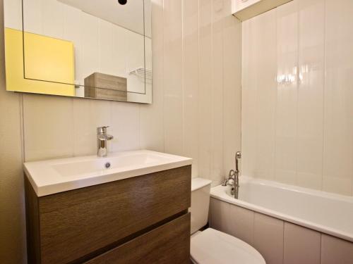 La salle de bains est pourvue d'un lavabo, de toilettes et d'une baignoire. dans l'établissement Appartement Chamrousse, 2 pièces, 4 personnes - FR-1-340-14, à Chamrousse