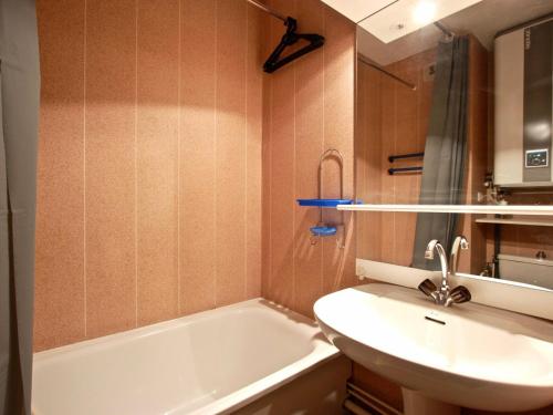La salle de bains est pourvue d'un lavabo et d'une baignoire. dans l'établissement Studio Chamrousse, 1 pièce, 6 personnes - FR-1-340-208, à Chamrousse