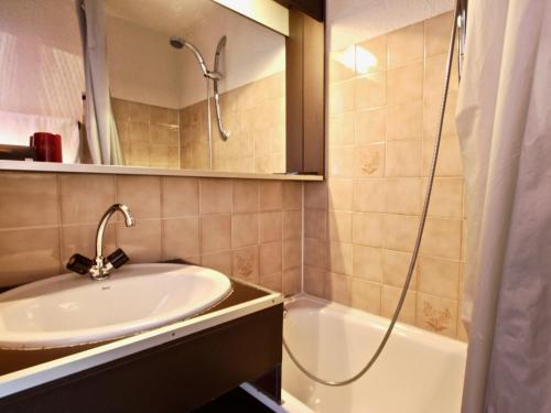 ein Bad mit einem Waschbecken und einer Dusche in der Unterkunft Studio Chamrousse, 1 pièce, 4 personnes - FR-1-340-50 in Chamrousse