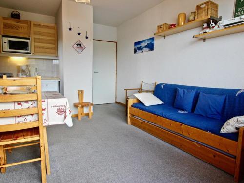 Appartement Chamrousse, 2 pièces, 5 personnes - FR-1-340-41にあるシーティングエリア