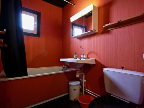 pomarańczowa łazienka z umywalką i toaletą w obiekcie Studio Chamrousse, 1 pièce, 3 personnes - FR-1-340-109 w mieście Chamrousse