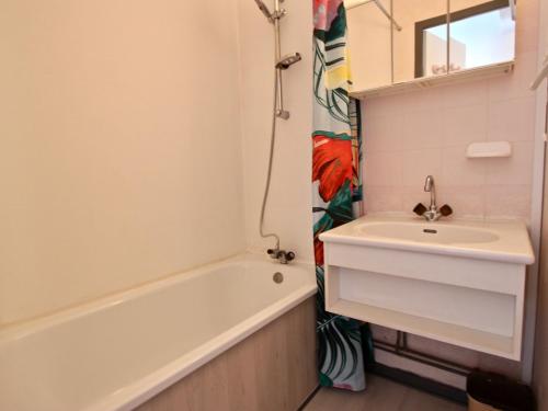a bathroom with a sink and a bath tub and a sink at Appartement Chamrousse, 2 pièces, 6 personnes - FR-1-340-120 in Chamrousse