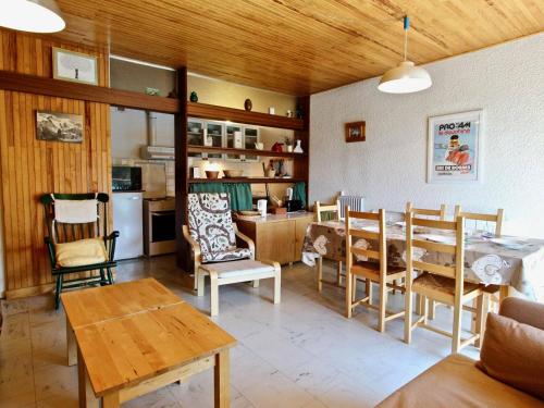 Appartement Chamrousse, 3 pièces, 6 personnes - FR-1-340-133にあるレストランまたは飲食店