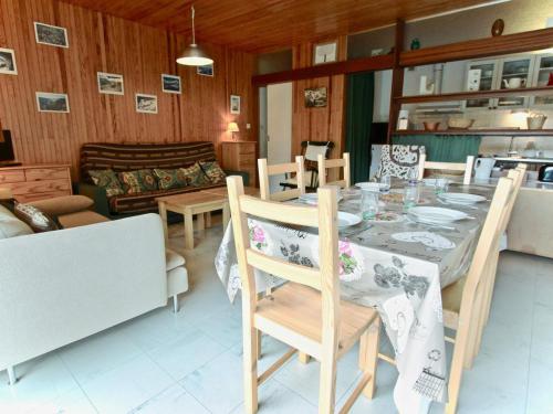 Appartement Chamrousse, 3 pièces, 6 personnes - FR-1-340-133にあるレストランまたは飲食店