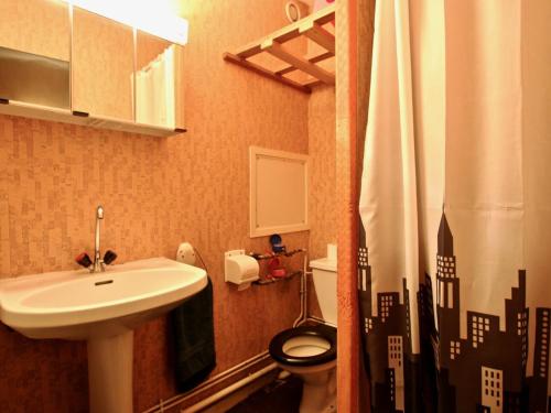 een badkamer met een wastafel en een toilet bij Studio Chamrousse, 1 pièce, 3 personnes - FR-1-340-167 in Chamrousse