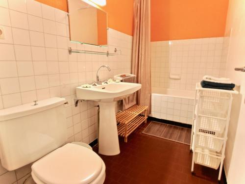 ein Badezimmer mit einem WC, einem Waschbecken und einer Badewanne in der Unterkunft Studio Chamrousse, 1 pièce, 4 personnes - FR-1-340-132 in Chamrousse