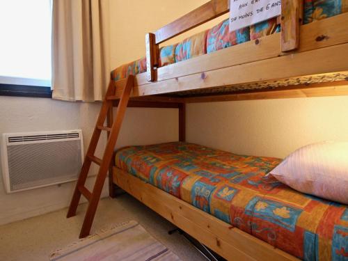 シャンルッスにあるAppartement Chamrousse, 2 pièces, 4 personnes - FR-1-340-81の二段ベッド(二段ベッド1台付)の横には梯子が付いています。