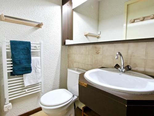 La salle de bains est pourvue d'un lavabo, de toilettes et d'un miroir. dans l'établissement Studio Chamrousse, 1 pièce, 4 personnes - FR-1-340-146, à Chamrousse