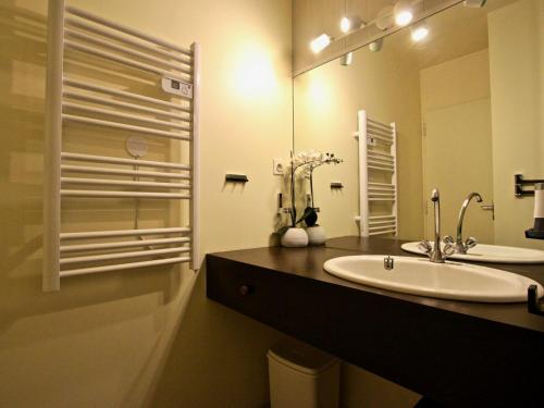 uma casa de banho com um lavatório e um espelho em Studio Chamrousse, 1 pièce, 4 personnes - FR-1-340-91 em Chamrousse