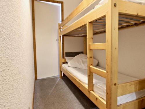 シャンルッスにあるAppartement Chamrousse, 2 pièces, 6 personnes - FR-1-340-149の二段ベッド2組が備わる客室です。