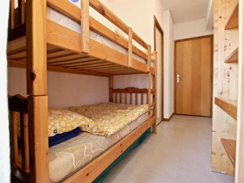 Cette chambre dispose de lits superposés et de 2 lits superposés. dans l'établissement Studio Chamrousse, 1 pièce, 4 personnes - FR-1-340-148, à Chamrousse
