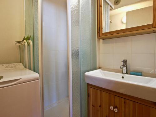 uma casa de banho com um lavatório e um chuveiro em Studio Chamrousse, 1 pièce, 4 personnes - FR-1-340-199 em Chamrousse