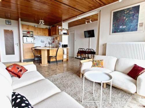 Appartement Chamrousse, 3 pièces, 5 personnes - FR-1-340-196にあるシーティングエリア
