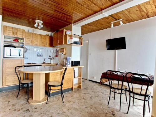 Appartement Chamrousse, 3 pièces, 5 personnes - FR-1-340-196にあるキッチンまたは簡易キッチン