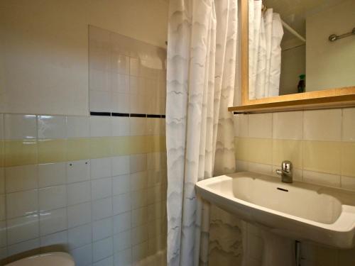 uma casa de banho com um lavatório, um WC e um chuveiro em Studio Chamrousse, 1 pièce, 4 personnes - FR-1-549-38 em Chamrousse
