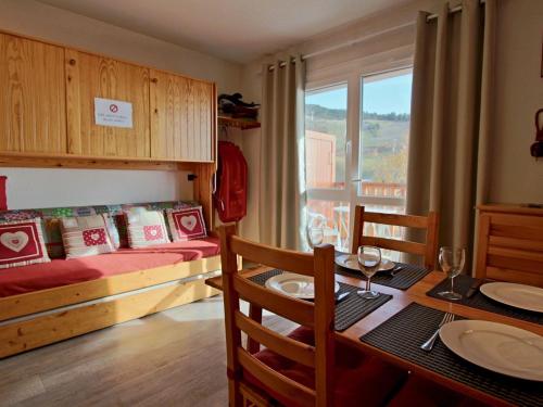 um quarto com uma cama e uma mesa com uma sala de jantar em Appartement Chamrousse, 2 pièces, 4 personnes - FR-1-340-210 em Chamrousse