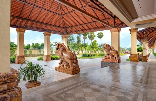 two statues of two lions in a building at Welcomhotel by ITC Hotels, Bhubaneswar in Bhubaneshwar