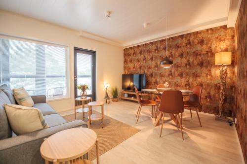 un soggiorno con divano e tavolo di Apartment Hilmantori kaksio saunalla Kalajoki a Kalajoki
