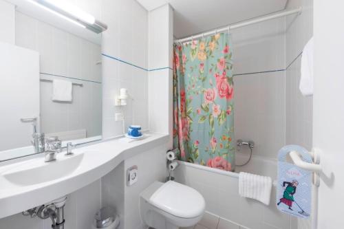 uma casa de banho com um lavatório, um WC e um chuveiro em Hotel Tante Alma Mannheim em Mannheim
