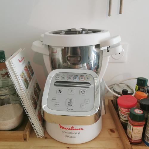 un mixeur assis au-dessus d'un comptoir dans l'établissement La Maison d'Estelle, à Corvol-lʼOrgueilleux