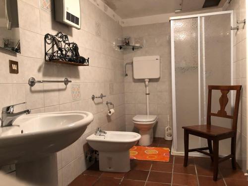 bagno con lavandino e servizi igienici di La casa della sirena a SantʼEufemia a Maiella