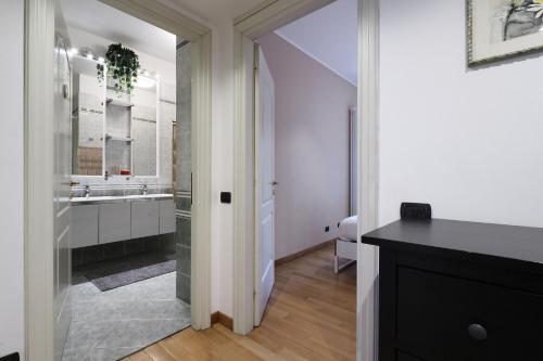 uma casa de banho com um lavatório, um WC e um espelho. em PrimoPiano - Via Pavia em Milão