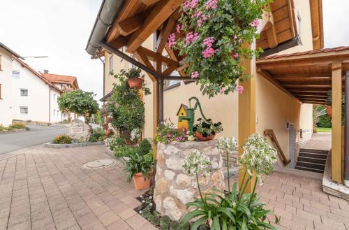 ein Gebäude mit Blumen auf der Seite in der Unterkunft Gästezimmer Klein in Heiligenstadt