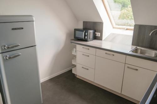 eine Küche mit Kühlschrank und Spüle in der Unterkunft Ferienwohnung Wölfel in Gößweinstein