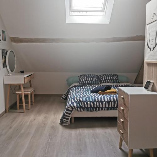 une chambre avec un lit, une commode et un bureau dans l'établissement La Maison d'Estelle, à Corvol-lʼOrgueilleux