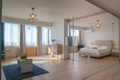 sypialnia z łóżkiem i telewizorem w obiekcie Mavi Avlu - Main Square Old Town w mieście Antalya