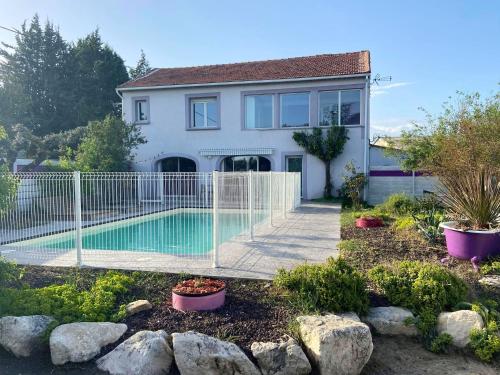ein Haus mit einem Zaun um einen Pool in der Unterkunft Villa de 4 chambres avec piscine privee jacuzzi et jardin clos a Saint Privat des Vieux in Saint-Privat-des-Vieux