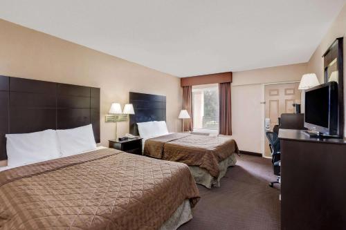 Un pat sau paturi într-o cameră la Travelodge by Wyndham Ozona