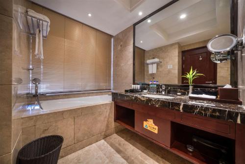 武夷山市的住宿－武夷山温德姆花园酒店，带浴缸和盥洗盆的大浴室