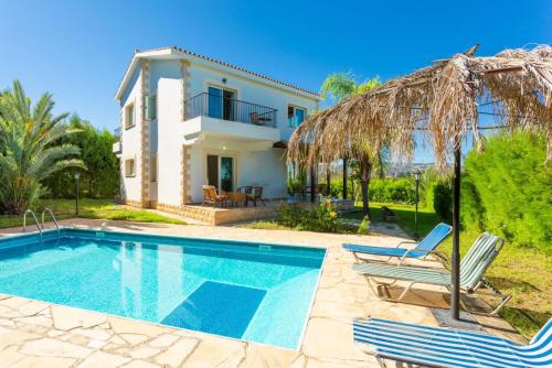 Villa Alexandros: Large Private Pool, Walk to Beach, Sea Views, A/C, WiFi, Car Not Required         