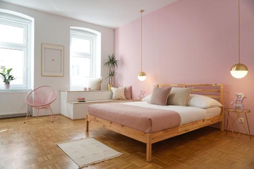 Vibrant Design Apartments - Full Kitchen - Wi-Fi - 18 Mins to City Centre