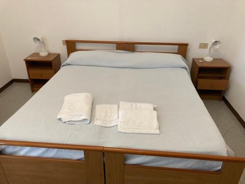 Postel nebo postele na pokoji v ubytování HOTEL ISA