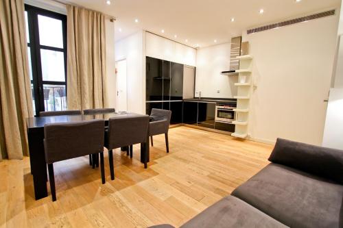 une cuisine et une salle à manger avec une table et des chaises dans l'établissement Appartements Urban et Pure, à Cannes