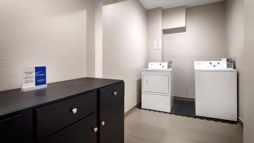 a laundry room with a washer and dryer at Best Western Plus Hardeeville Inn & Suites in Hardeeville