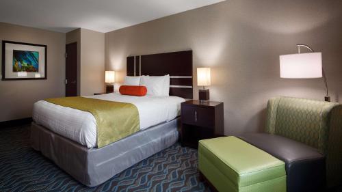 Habitación de hotel con cama y silla en Best Western Plus Hardeeville Inn & Suites, en Hardeeville