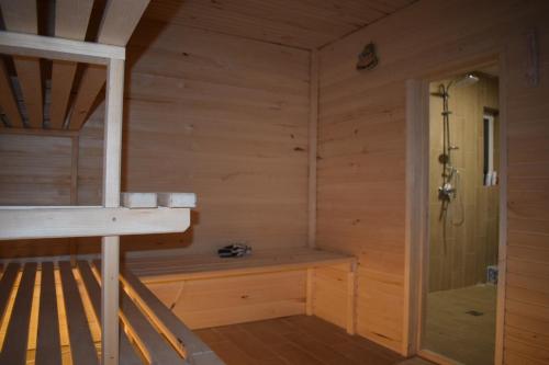 y baño con sauna y ducha. en Rest House 6A en Obava