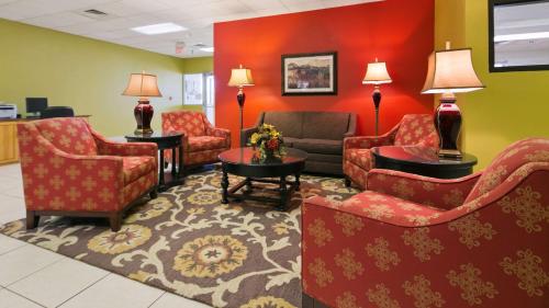 una sala de espera en un hospital con sillas y mesas en Best Western Of Huron, en Huron
