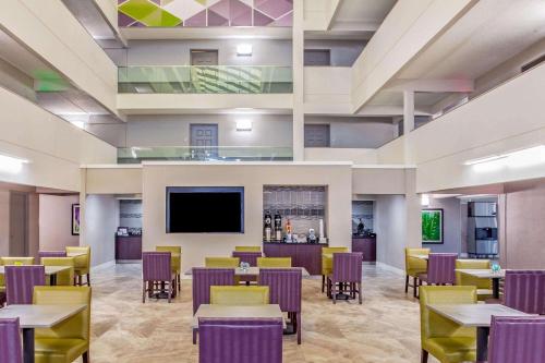 TV a/nebo společenská místnost v ubytování La Quinta by Wyndham Lubbock West Medical Center